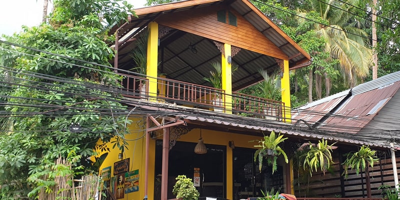 front building Janrassamee Homestay lonely beach