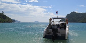 speedboat customers floating private boat trip snorkeling koh chang